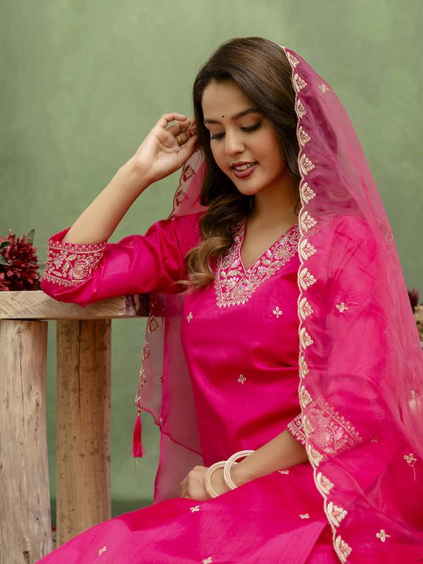 VP 9714 P Women Kurta Sets With Dupatta Straight Suits